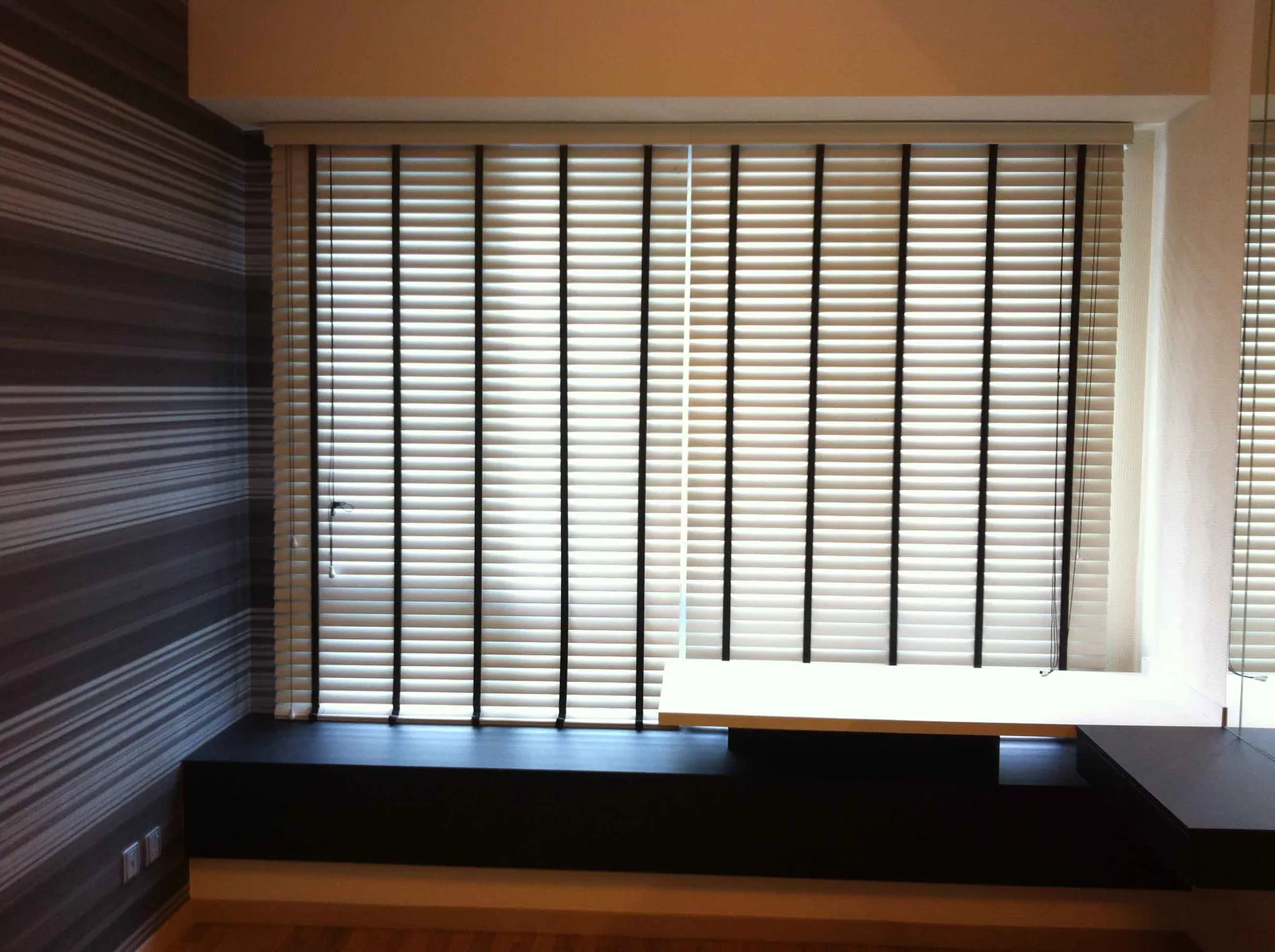 Venetian blinds installation in Dubai